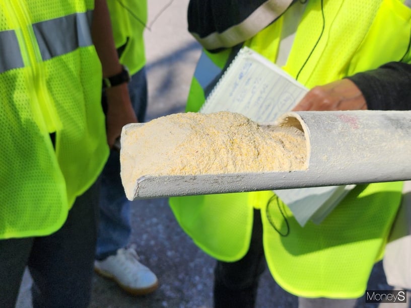 Corn is ground into powder and mixed with yeast. The photo shows a powder sample. It is edible, but it does not taste good. /Photo=Reporter Park Chan-gyu